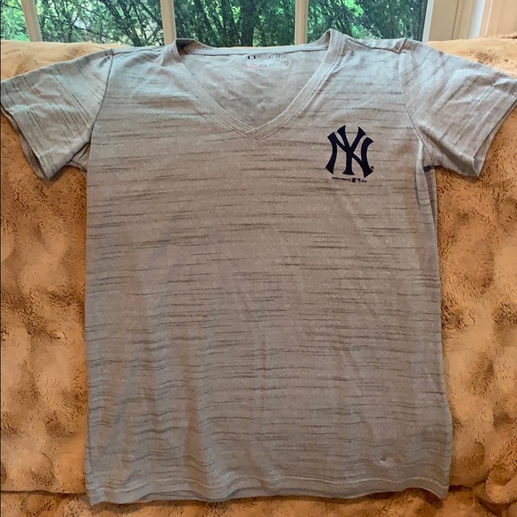 Under Armour Tops - Under Armour New York Yankees Athletic Shirt